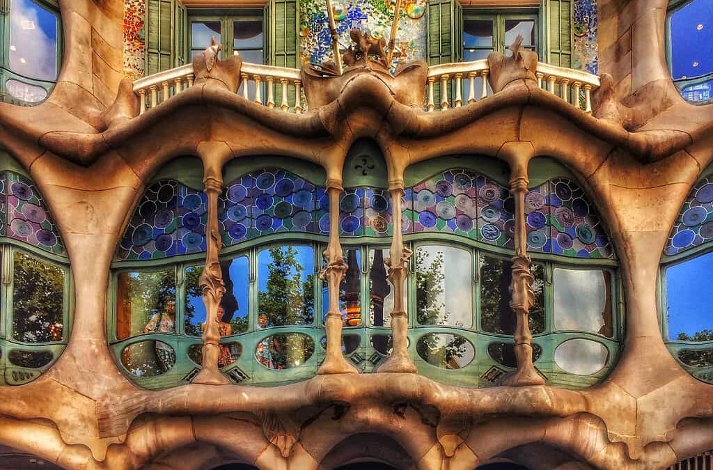 La cerámica de Gaudí: trencadís, talleres y artesanos detrás del genio